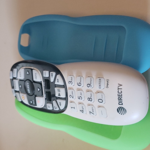 Direct tv remote. R33010xA00-00006 - Picture 4 of 4